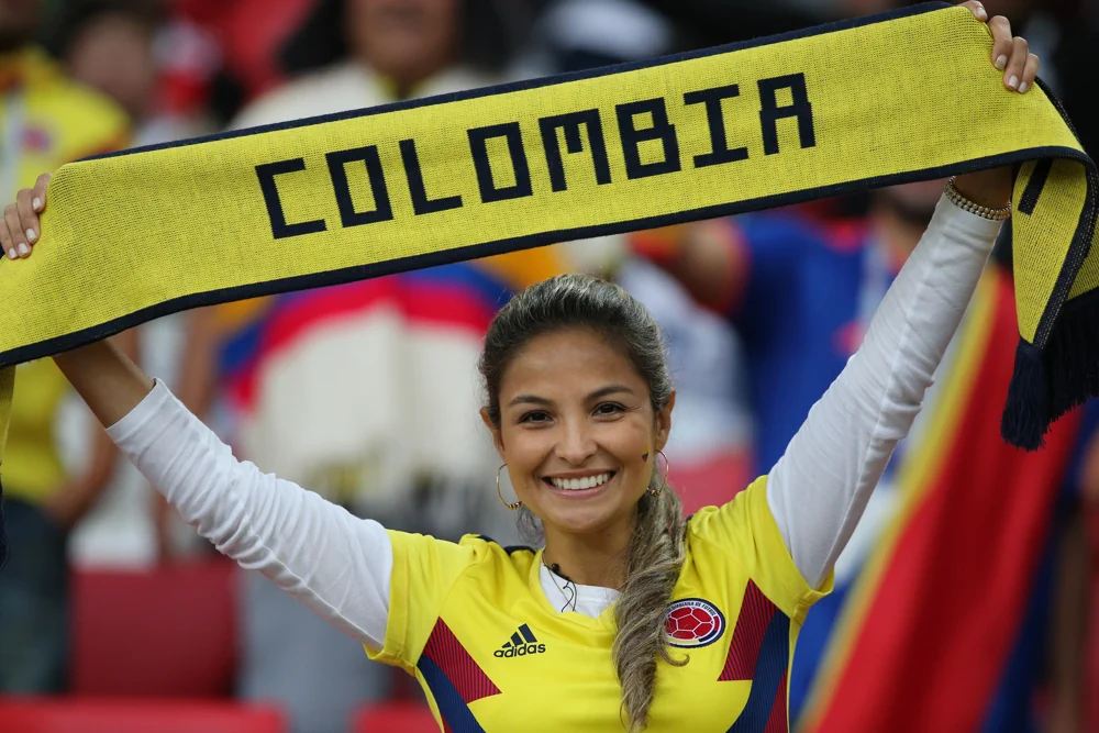 Colombiaanse vrouwelijke fan houdt een sjaal omhoog
