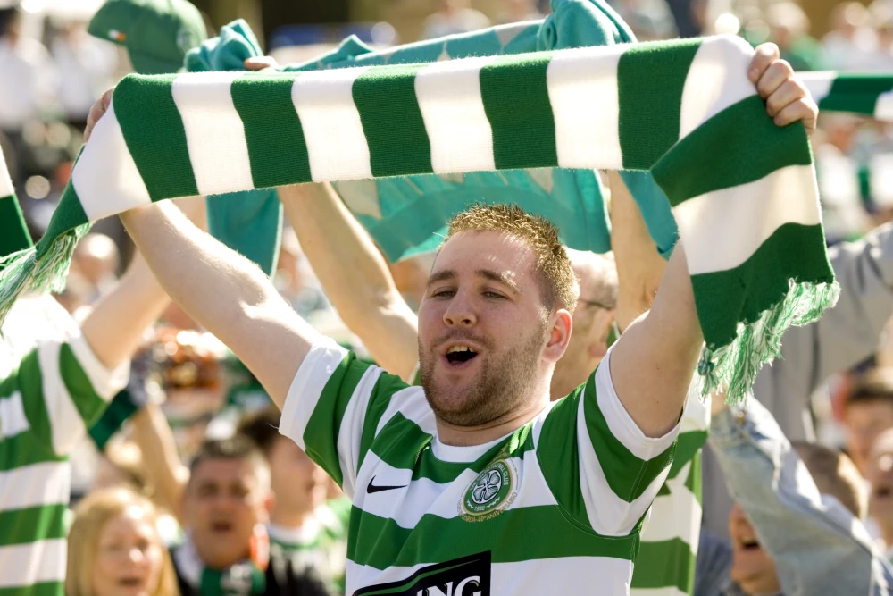 Celtic-fan houdt een sjaal omhoog